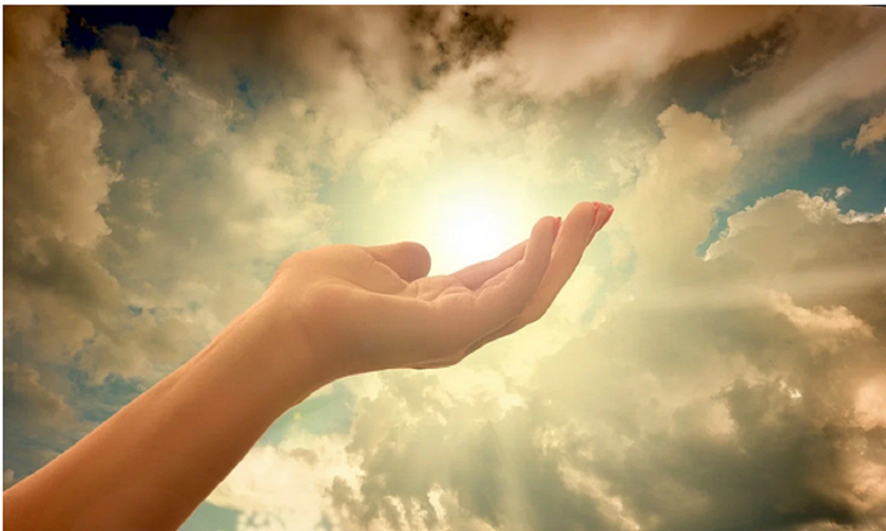 Поддерживаете веру в людей. Руки к небу. Руки протянутые к небу. Рука тянется к небу. Небо на ладони.