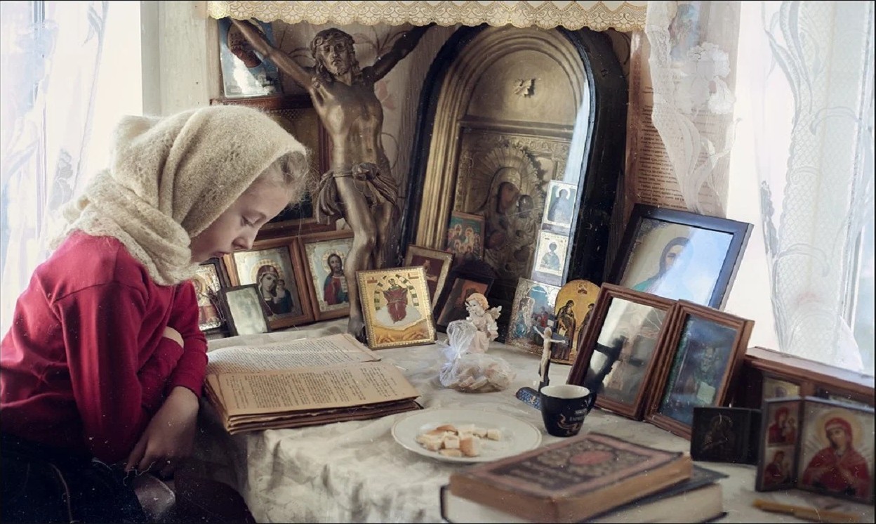 Утренняя молитва православная в великий пост. Иконы в храме. Человек молится перед иконой. Девочка у иконы в храме. Православные молятся.